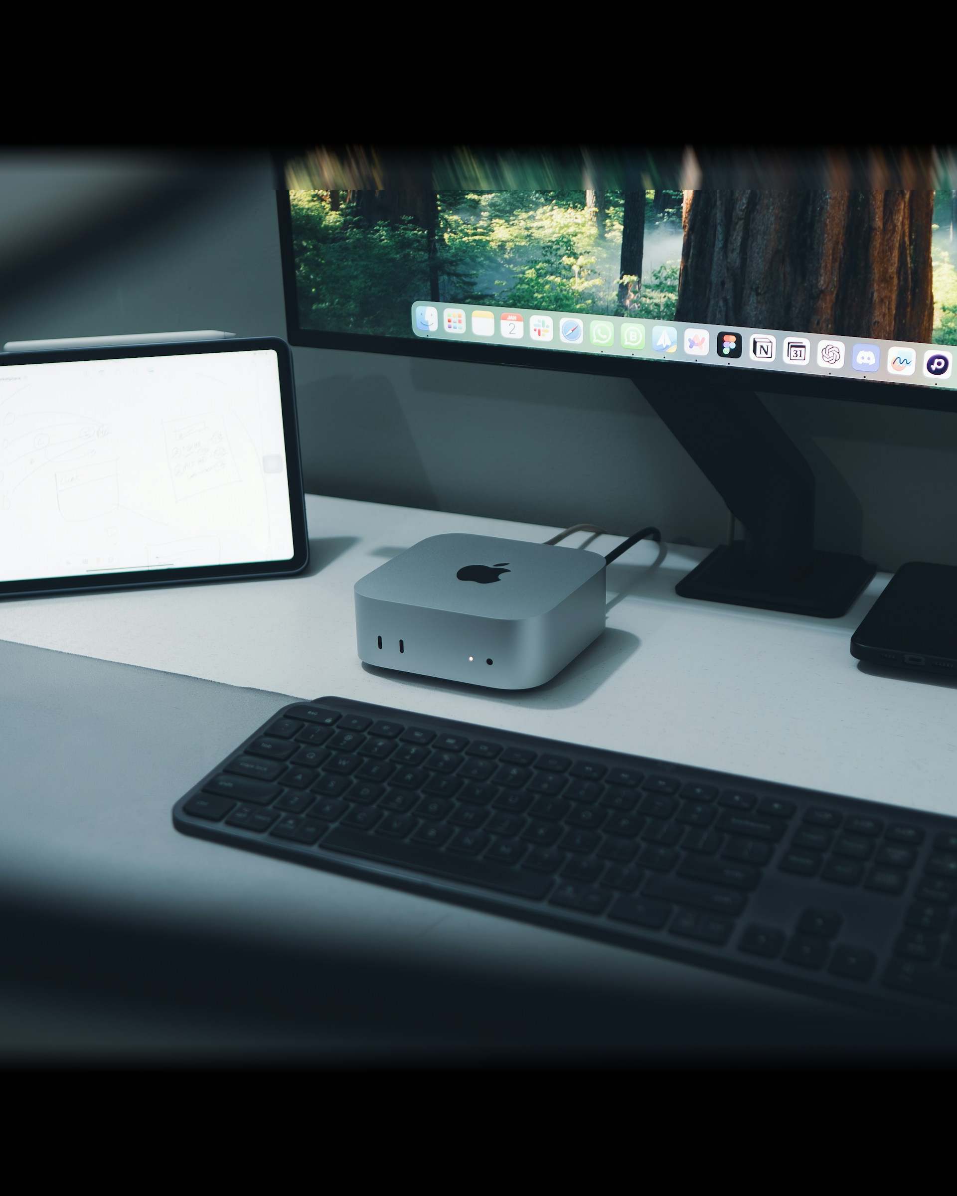 Apple Mac mini (M4) desktop workstation setup